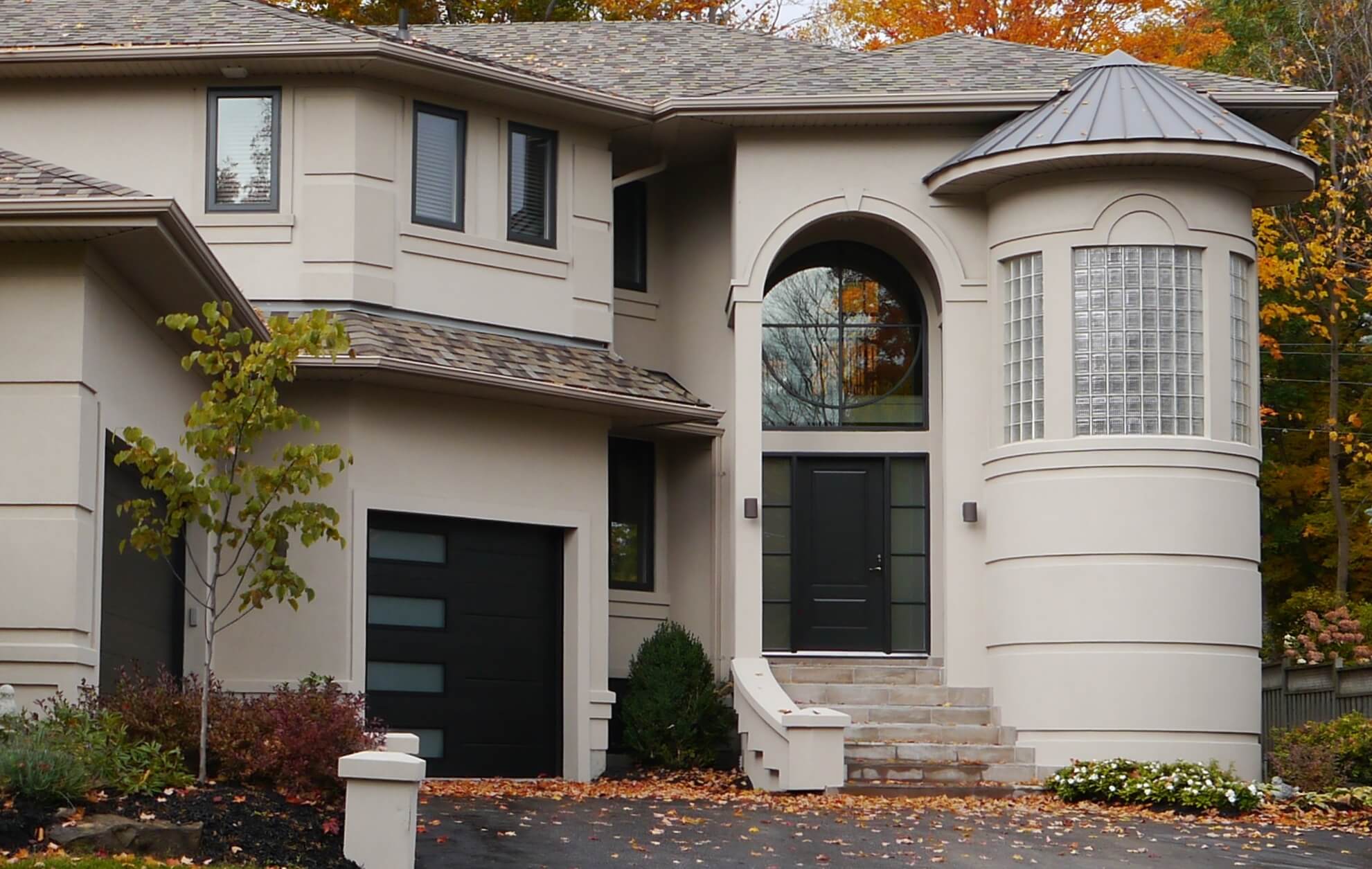 Beautiful Home With Specialty Windows