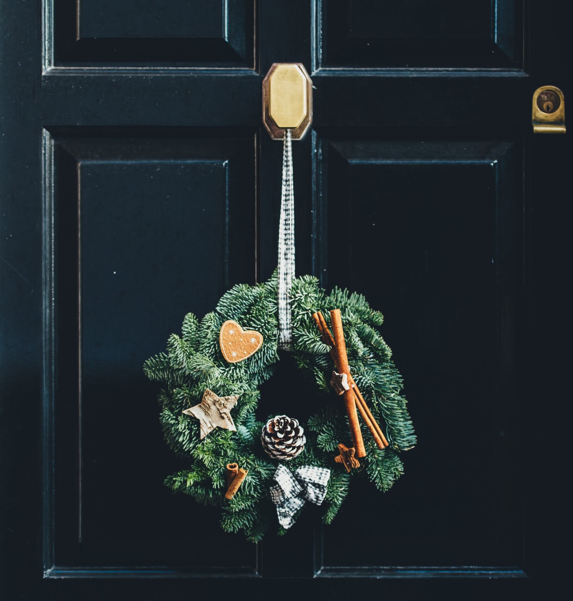 10 Easy Ways to Decorate Your Door for the Holidays