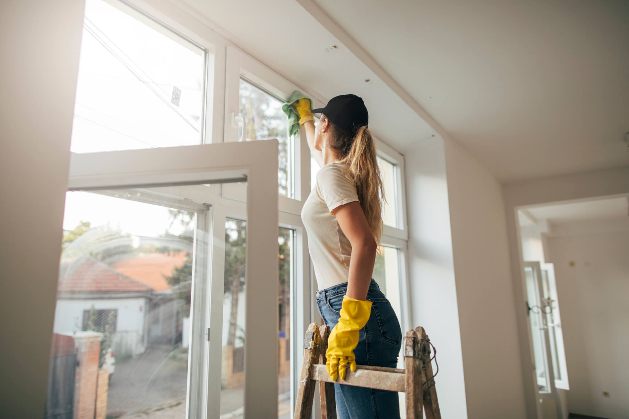 Cleaning windows with micro fiber cloths